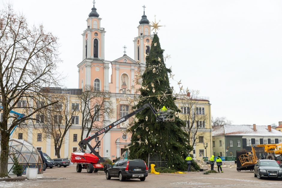 Šventės baigėsi: Kauno eglutės dekoracijos keliauja į sandėlius