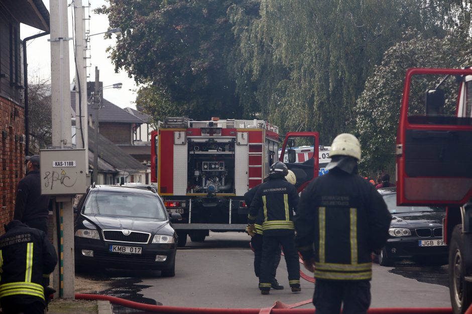 Sujudimas Žaliakalnyje: liepsnos nuo ūkinio pastato persimetė į namą