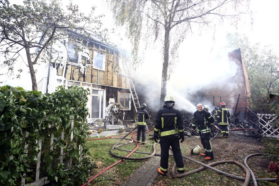 Sujudimas Žaliakalnyje: liepsnos nuo ūkinio pastato persimetė į namą