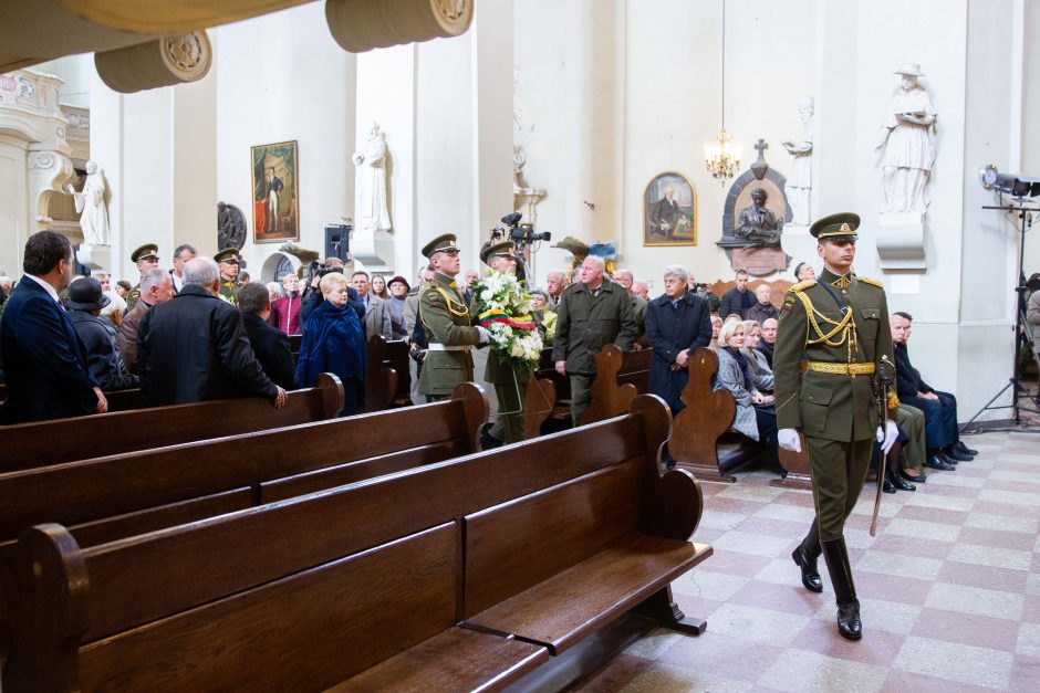 A. Ramanausko-Vanago palaikai į bažnyčią įnešti skambant „Lietuva brangi“