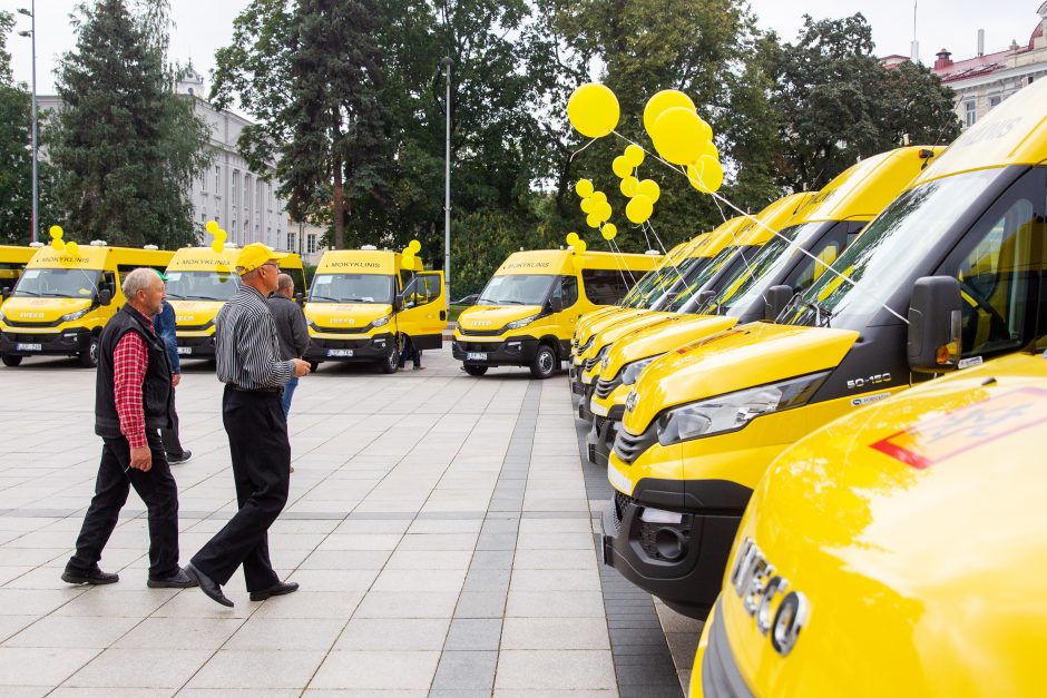 Nauji autobusiukai perduoti mokykloms