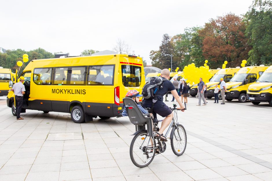 Nauji autobusiukai perduoti mokykloms