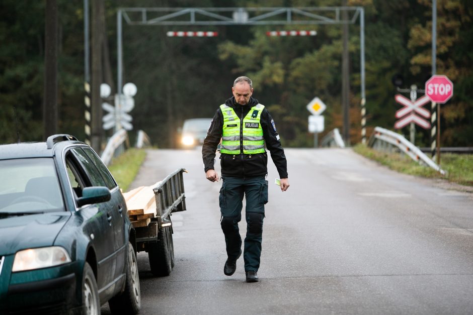 Prie geležinkelio pervažų – policijos akcija