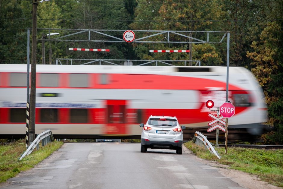 Prie geležinkelio pervažų – policijos akcija