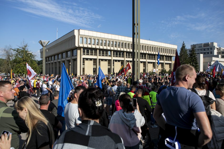 Prie Seimo – tūkstantinis protestas: su plakatais „Šiknon galimybių pasą“ ir šūksniais „Gėda!“