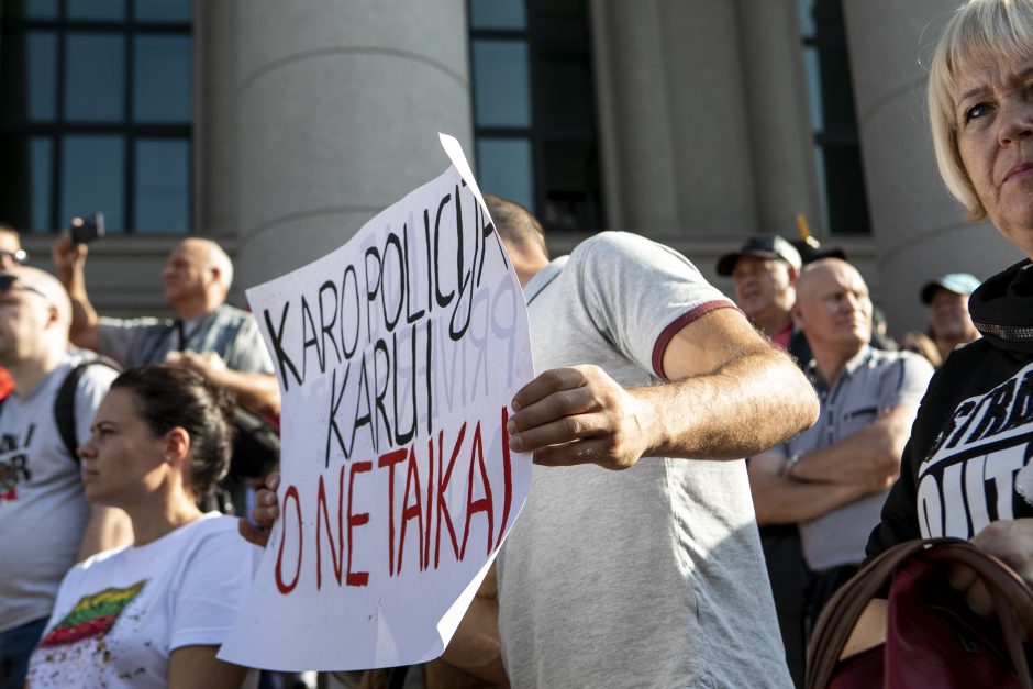 Prie Seimo – tūkstantinis protestas: su plakatais „Šiknon galimybių pasą“ ir šūksniais „Gėda!“