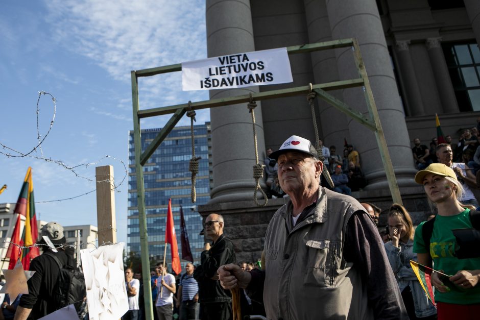 Prie Seimo – tūkstantinis protestas: su plakatais „Šiknon galimybių pasą“ ir šūksniais „Gėda!“