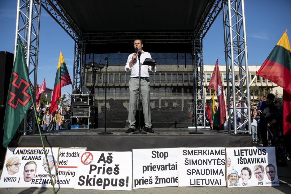 Prie Seimo – tūkstantinis protestas: su plakatais „Šiknon galimybių pasą“ ir šūksniais „Gėda!“