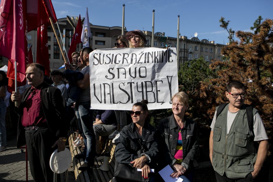 Prie Seimo – tūkstantinis protestas: su plakatais „Šiknon galimybių pasą“ ir šūksniais „Gėda!“