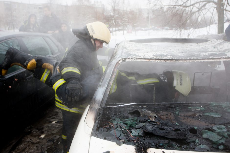 Įtaria padegimą: vienas automobilis supleškėjo, kitas apdegė