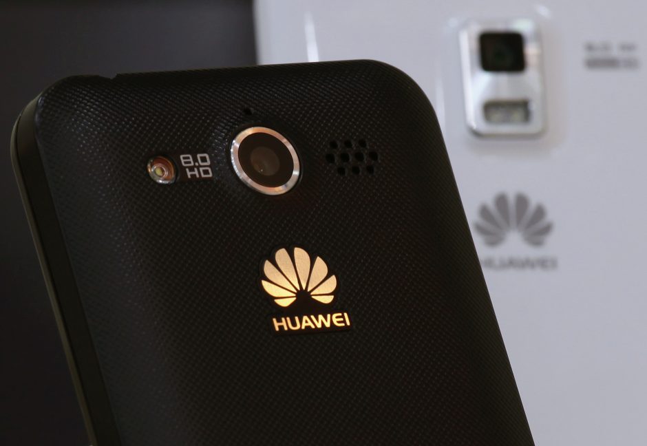 R. Juknevičienė prašo ištirti „Huawei“ telefonų saugumą