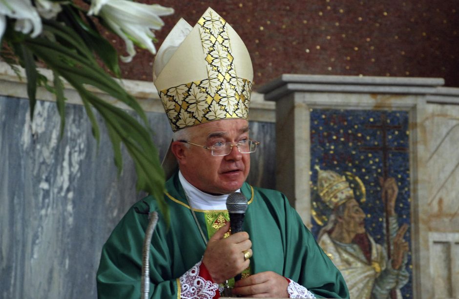 Lenkijos arkivyskupas mirė Vatikanui nepradėjus nagrinėti bylos dėl pedofilijos