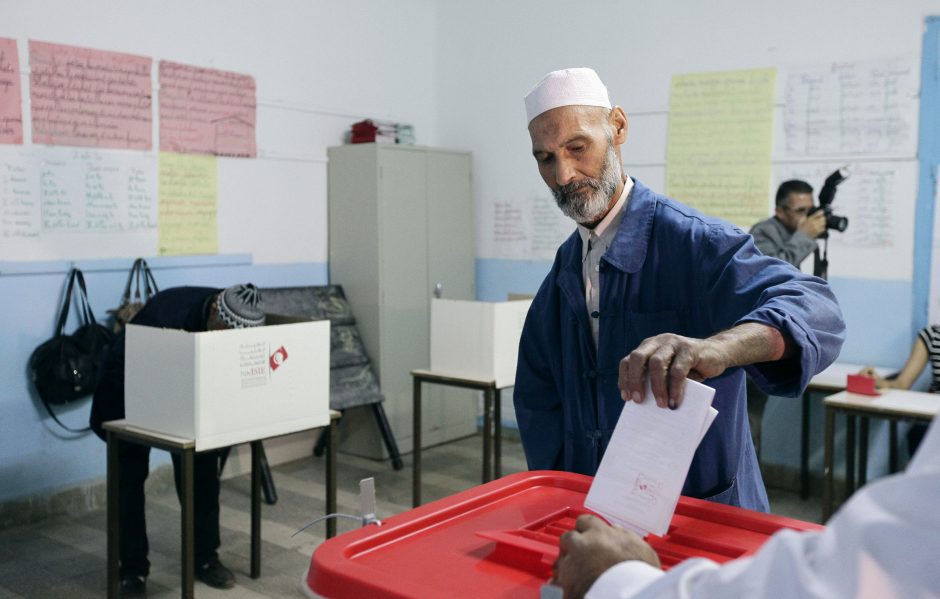 Naują parlamentą renkantys tunisiečiai tikisi visiškos demokratijos