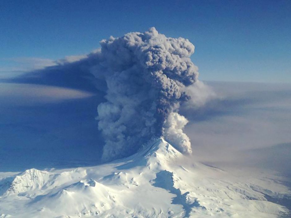Aliaskos ugnikalnis vėl išspjovė pelenų stulpą