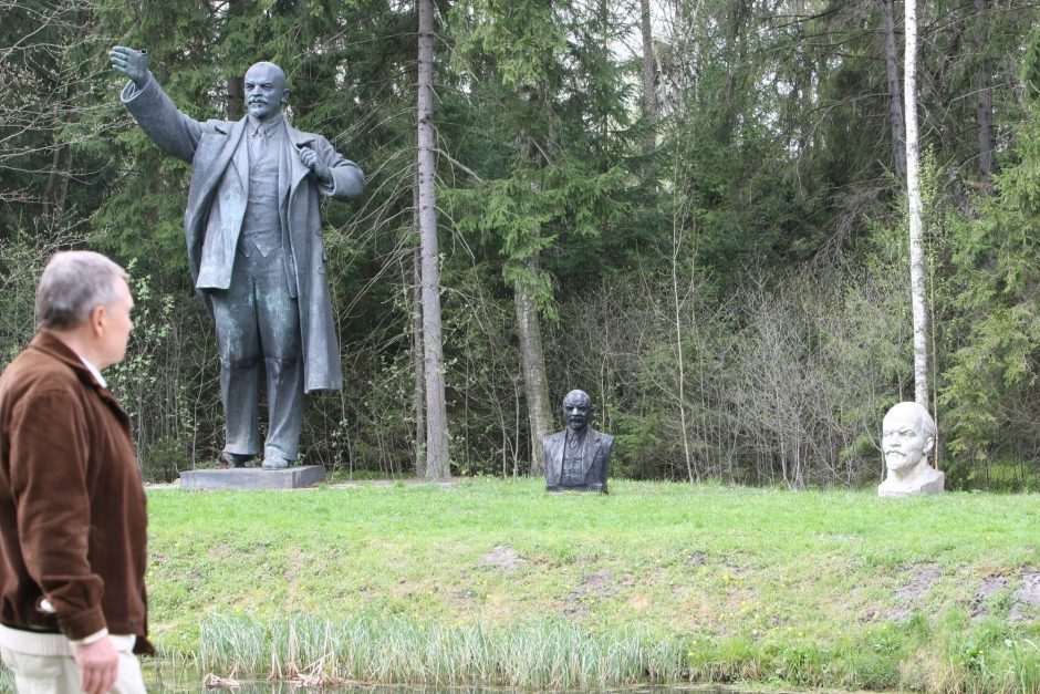 Grūto parkui sovietinių skulptūrų griauti neteks?
