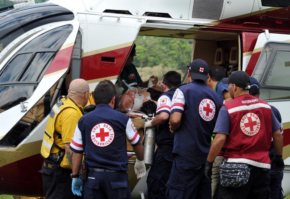 Kosta Rikoje nuo skardžio nulėkus autobusui žuvo 11 žmonių, 12 sužeisti
