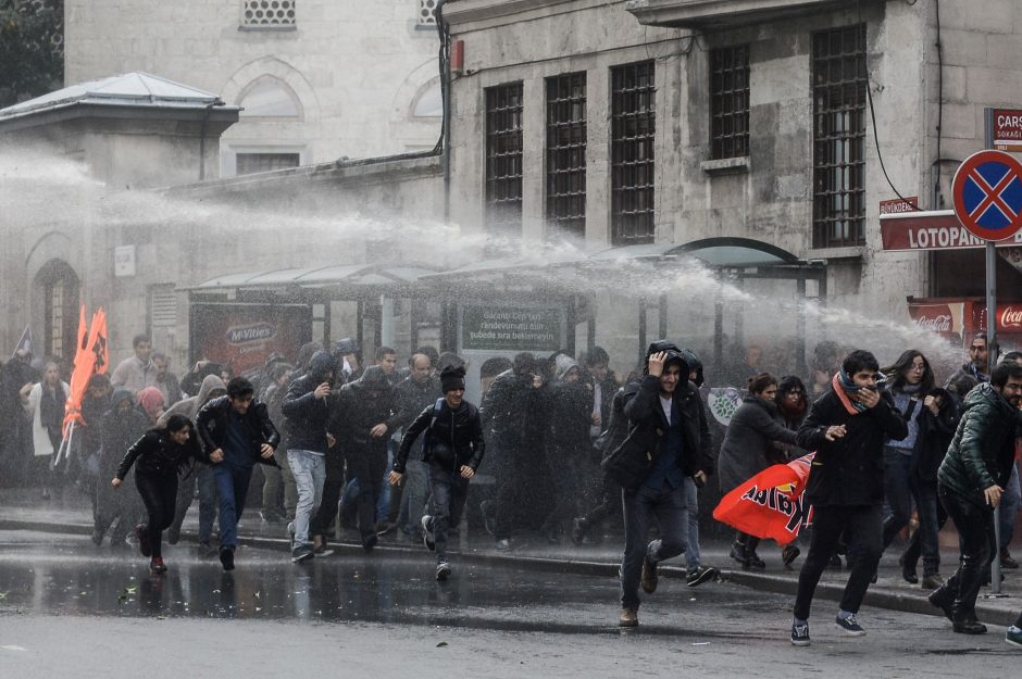 Stambule policija vaikė protestuotojus ašarinėmis dujomis