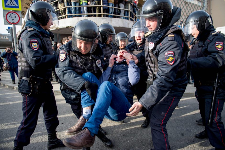 Lietuva ragina paleisti Rusijoje sulaikytus protestuotojus