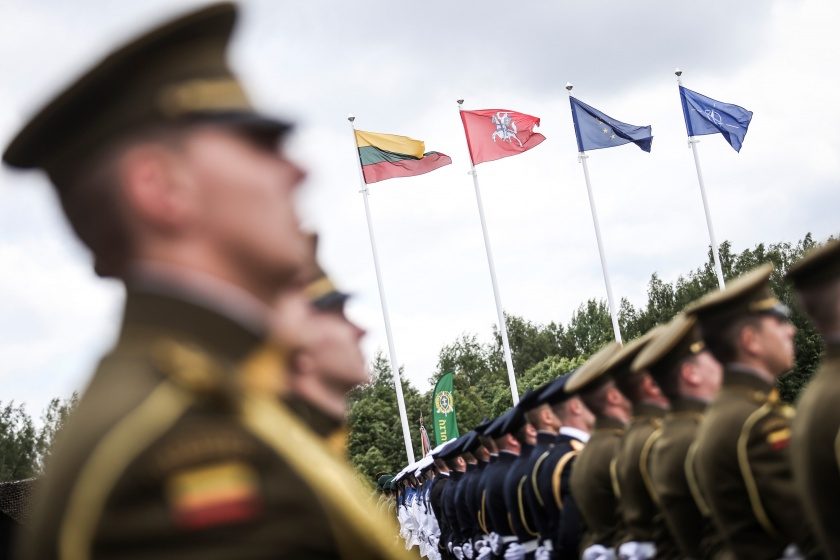 Apklausa: žmonės pasitiki kariuomene, gerai vertina NATO sąjungininkus