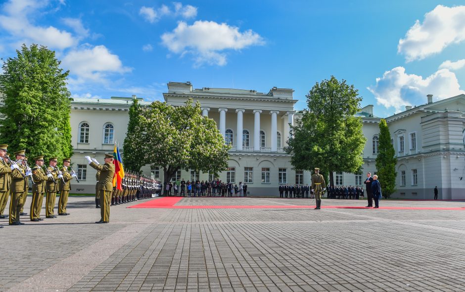 Lietuvoje viešintis Rumunijos prezidentas kritikuoja ES migracijos politiką