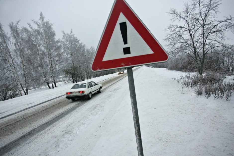 Kelininkai įspėja: daug kur ant kelių yra slidžių ruožų