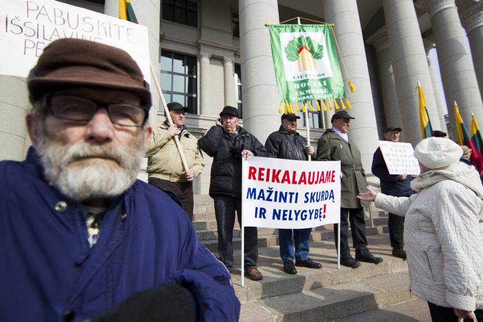 Ministras žada prie mažiausių pensijų pridėti 20 eurų