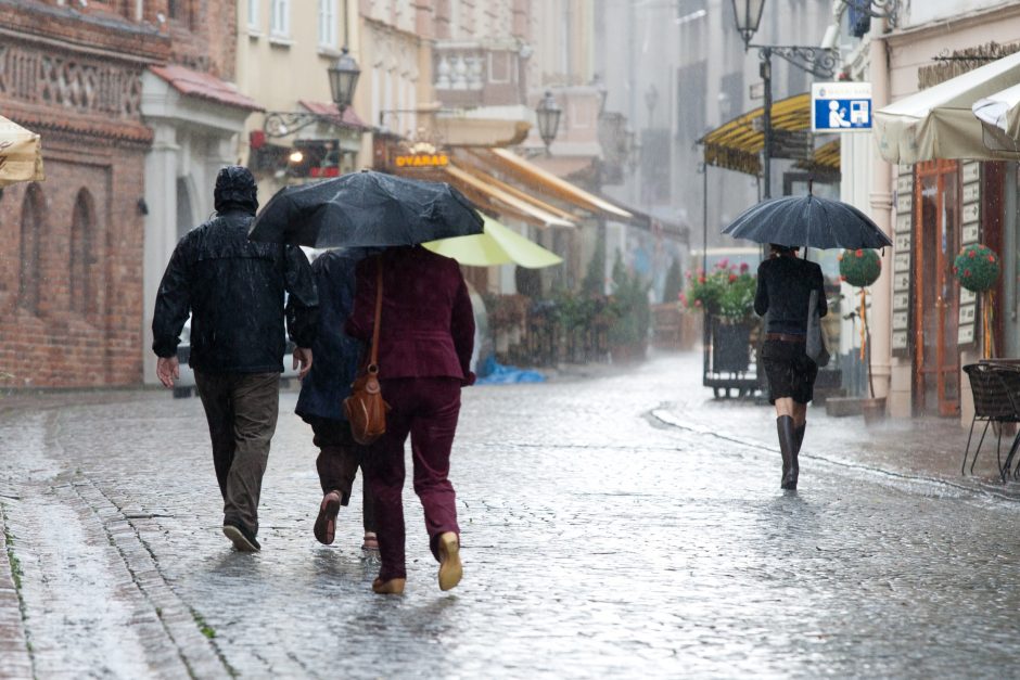 Pavasaris rodo nagus: šiluma maišysis su liūtimis ir perkūnija