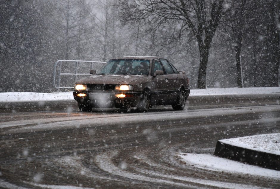 Įspėja vairuotojus: eismo sąlygas dalyje Lietuvos sunkina snygis