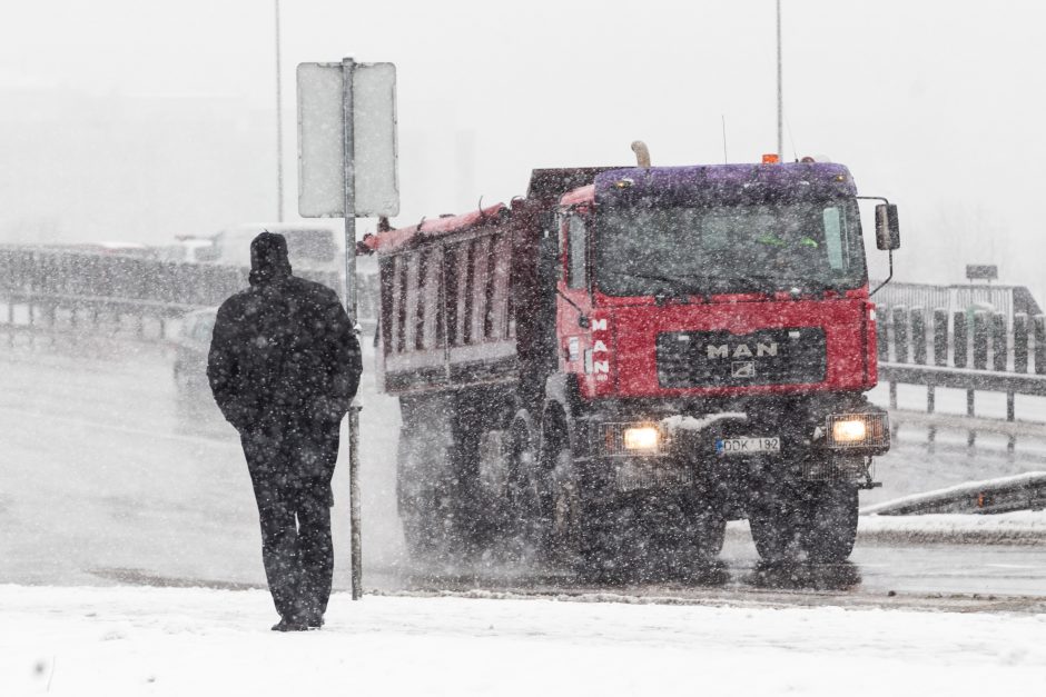 Kelininkai įspėja: eismo sąlygos sudėtingos dėl snygio