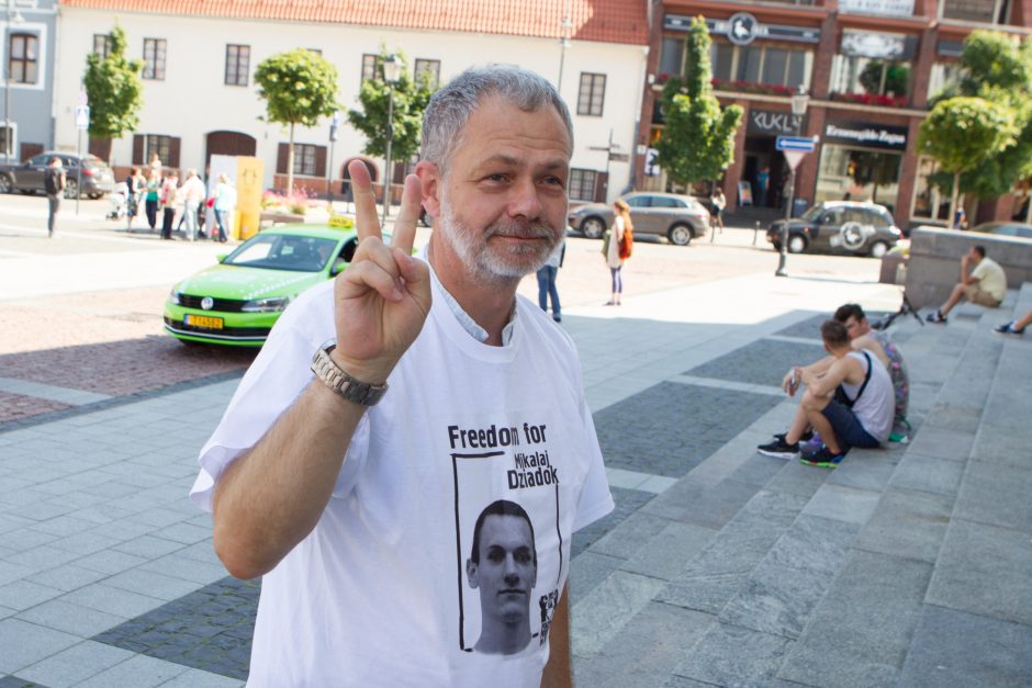 Protestuotojai ragino Baltarusiją paleisti politinius kalinius