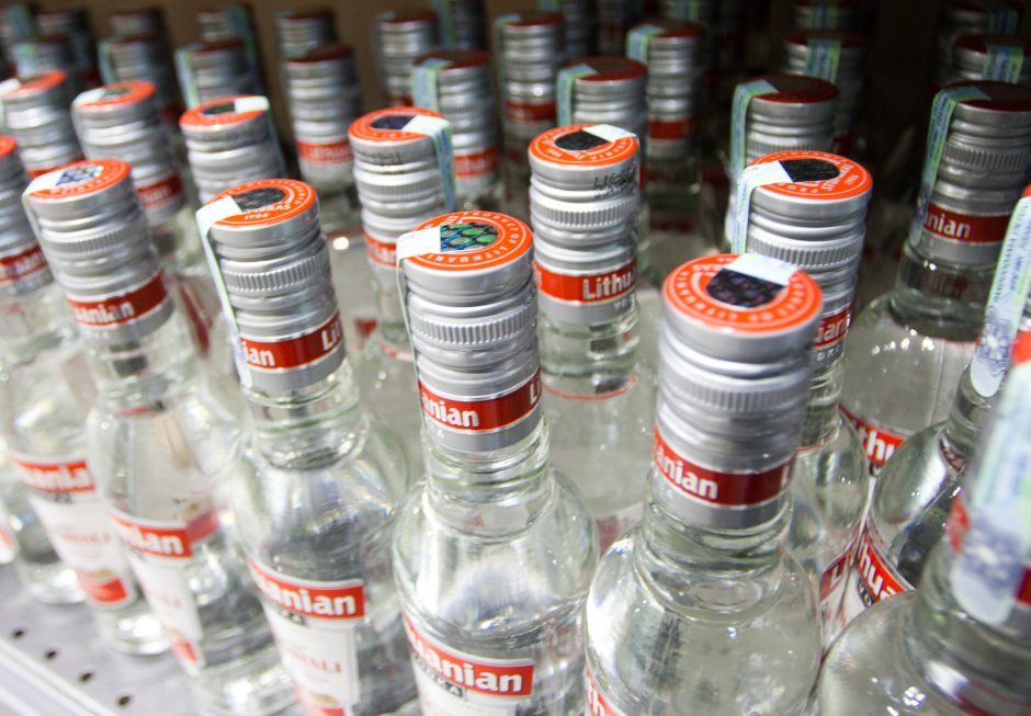 Dokumento rodymas perkant alkoholį: minus 40 tūkst. degtinės butelių per dieną