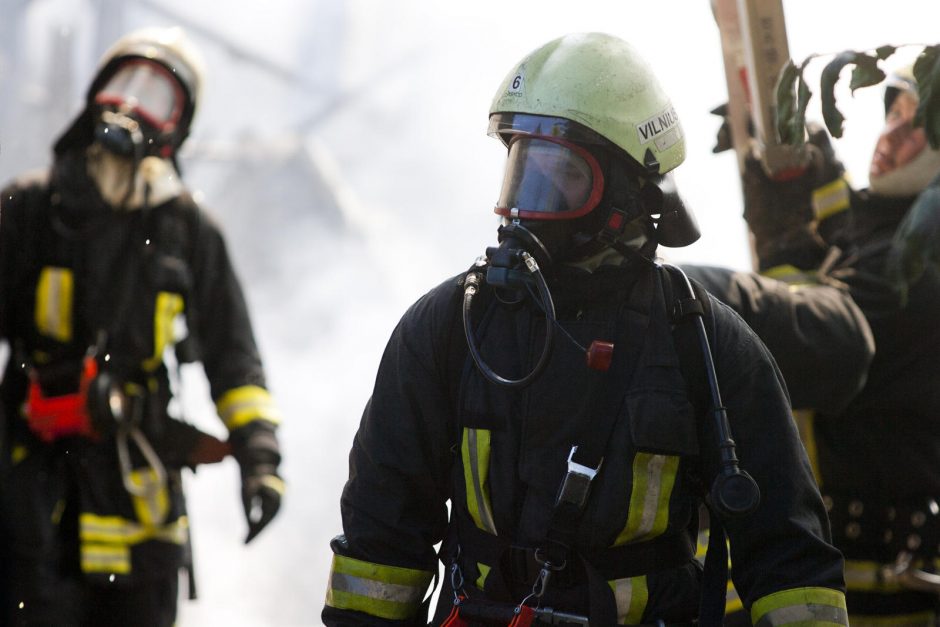 Vilniuje užsiliepsnojo antrinių žaliavų sandėlis