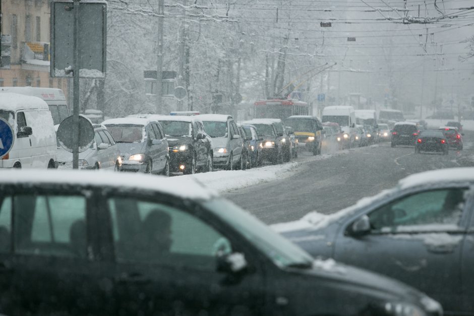 Dėl sniego sudėtingos eismo sąlygos vakarų Lietuvoje ir Alytaus apskrityje