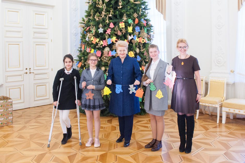 Prezidentei papuošti Kalėdų eglę padėjo užsienio lietuvių vaikai