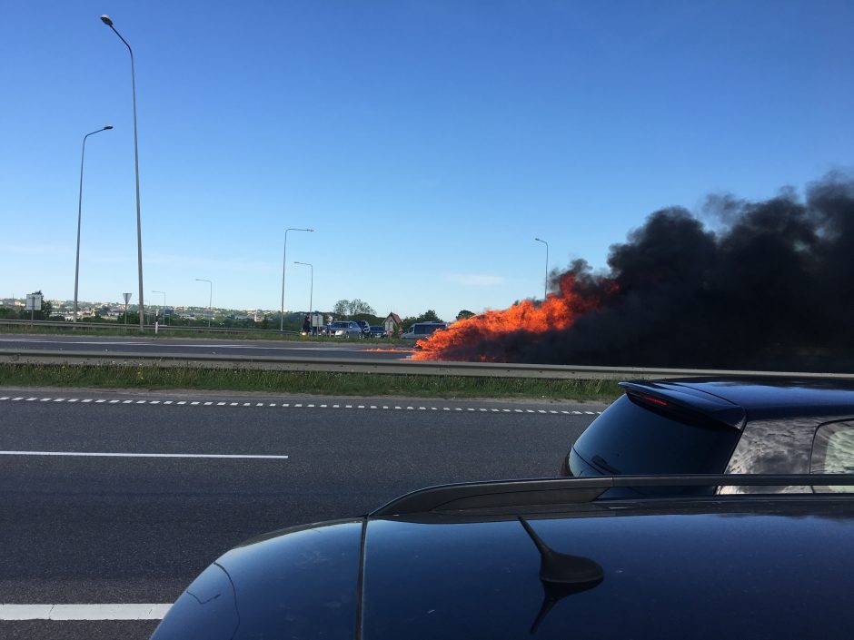 Netoli autostrados „Via Baltica“ liepsnojo mersedesas