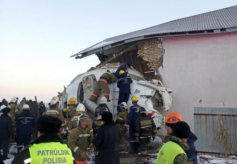Kazachstane nukrito keleivinis lėktuvas: žuvo 12 žmonių, beveik pusšimtis nukentėjo