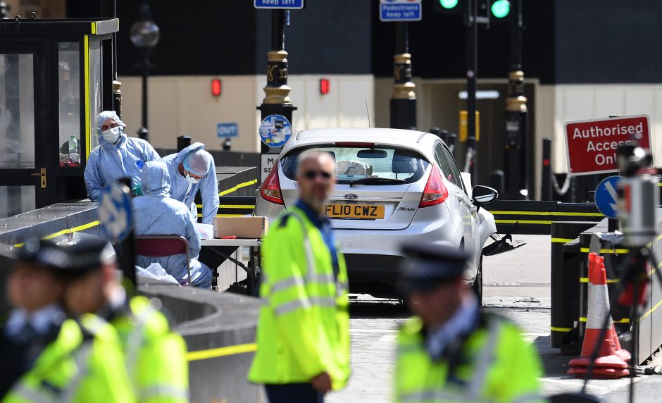 Išpuolį Londone įvykdžiusiam vyrui pareikšti kaltinimai pasikėsinimu nužudyti