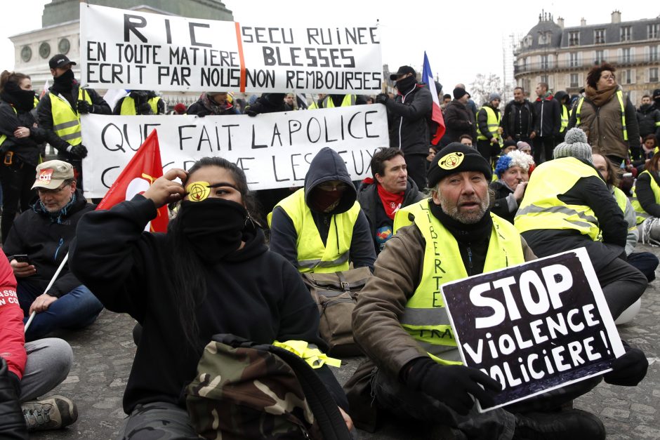 Prancūzijoje neslopsta tūkstantiniai „geltonųjų liemenių“ protestai