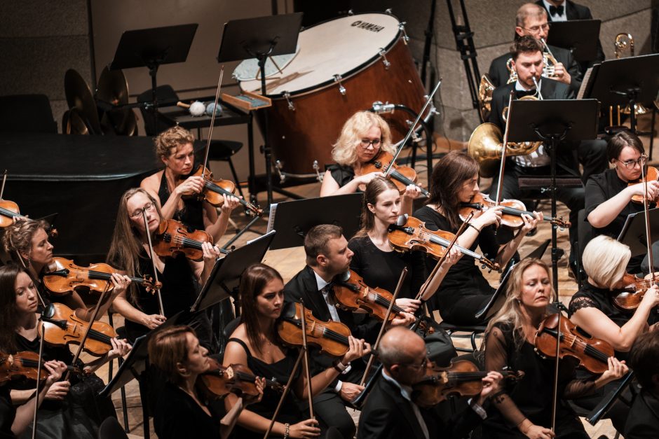 „Keistuolių teatro“ aktoriai koncertuos su Valstybiniu simfoniniu orkestru