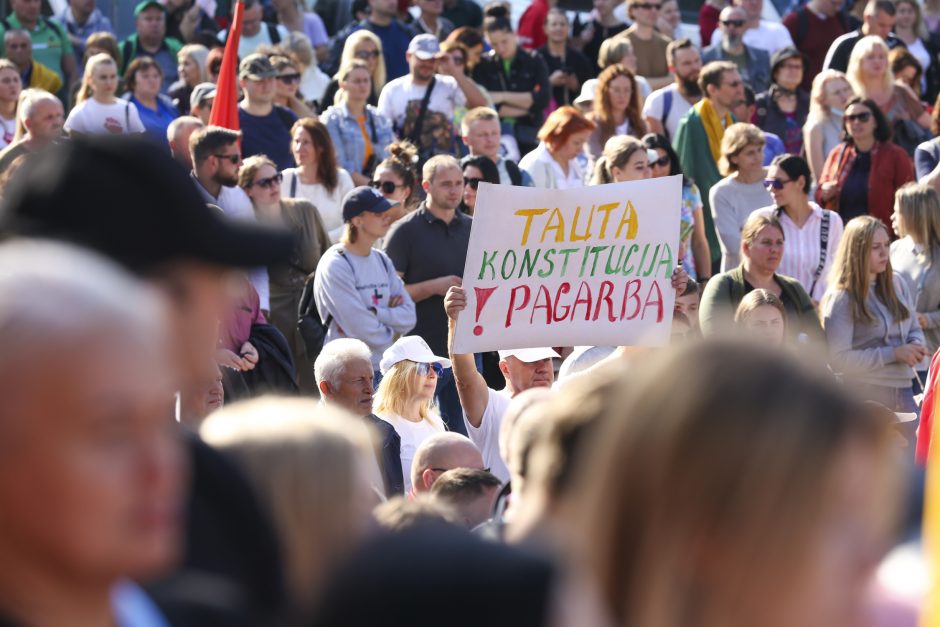 Prie Seimo – tūkstantinis protestas: su plakatais „Šiknon galimybių pasą“ ir šūksniais „Gėda!“