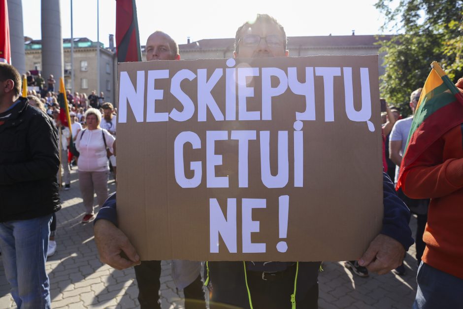 Prie Seimo – tūkstantinis protestas: su plakatais „Šiknon galimybių pasą“ ir šūksniais „Gėda!“