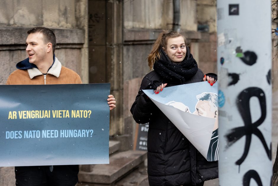 Protestas prie Vengrijos ambasados