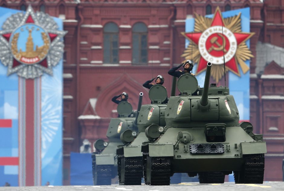 Maskvoje – Pergalės paradas: V. Putinas sako „tvirtai“ ginsiąs Rusijos interesus