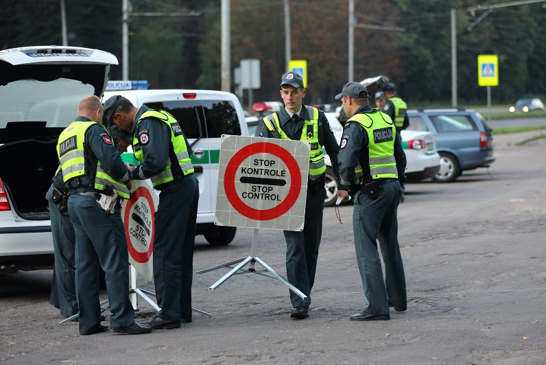 Vilniuje sulaikyti neblaivūs vairavę ugniagesys bei policininkė