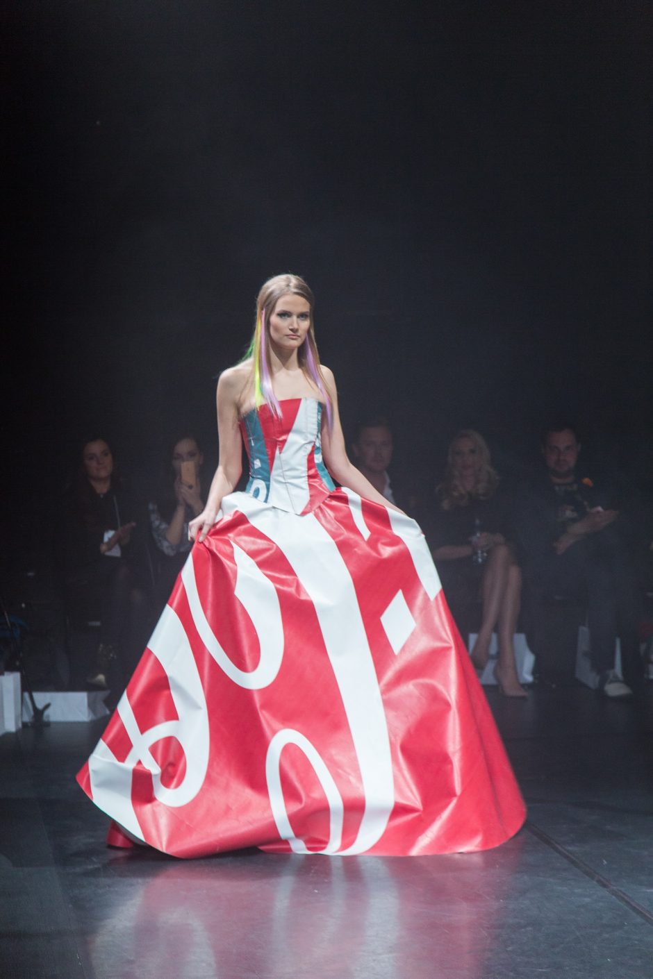 A. Kuzmickaitės kolekcijoje – suknelė iš „Coca-Colos“ lauko reklamos