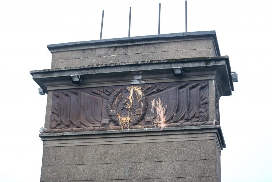 Nuo Aleksoto tilto nuimami sovietiniai herbai 