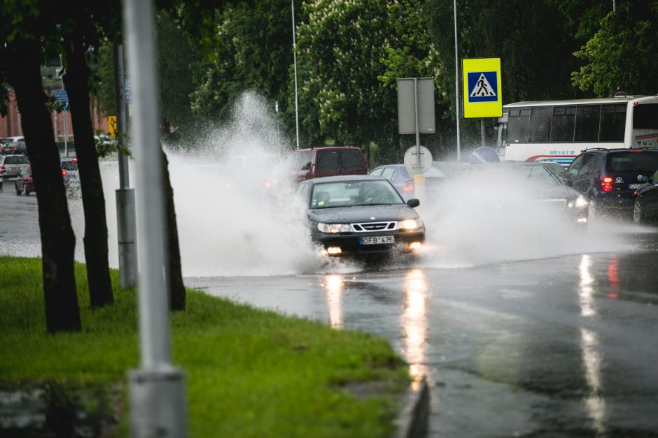 Po stiprios liūties patvino Kauno gatvės