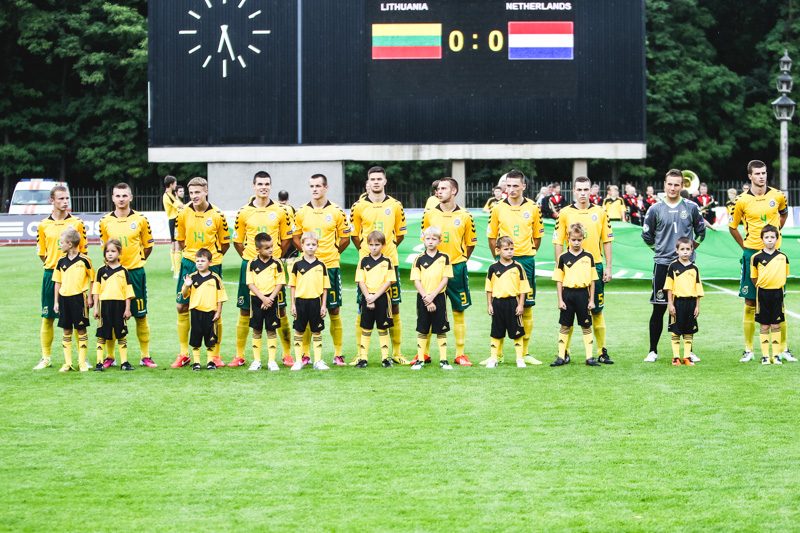 Olandų futbolininkai pergalę 2:3 išplėšė paskutinę akimirką (komentarai)