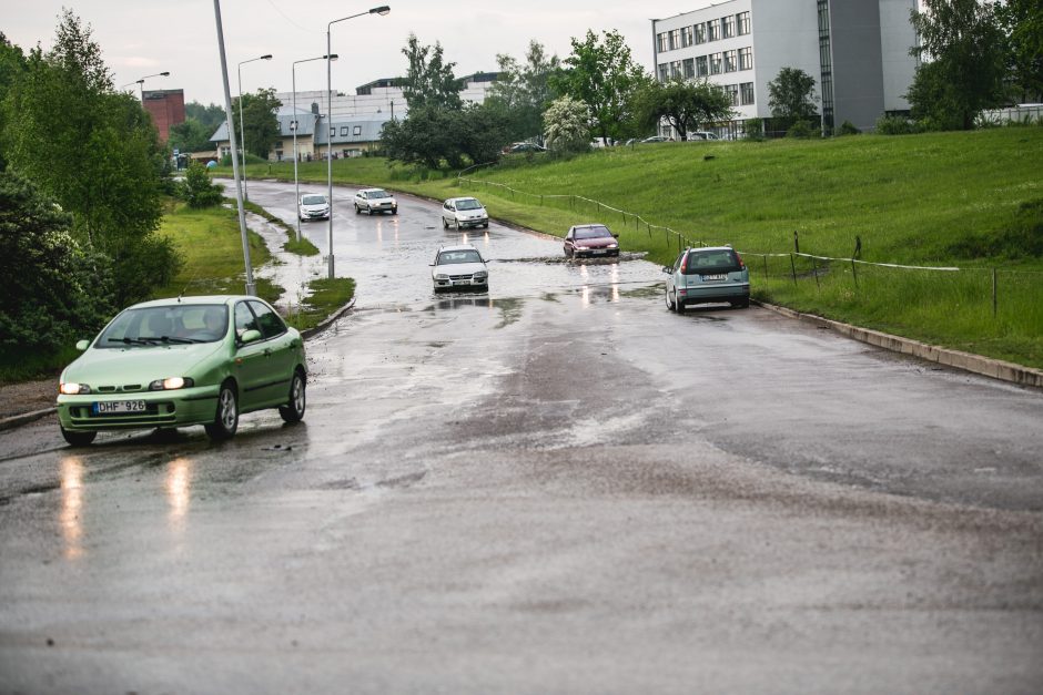 Po stiprios liūties patvino Kauno gatvės