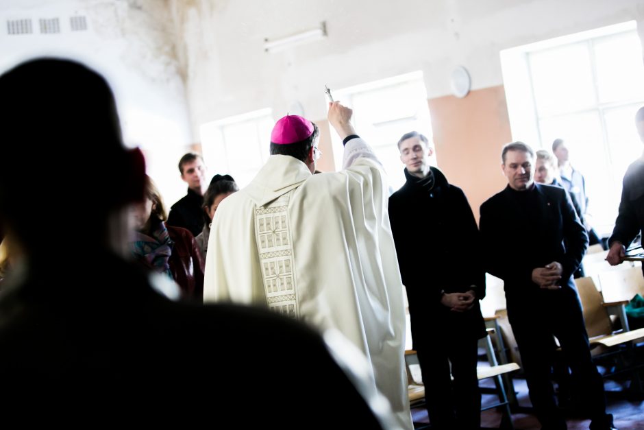 Kauno vyskupas plovė kaliniams kojas